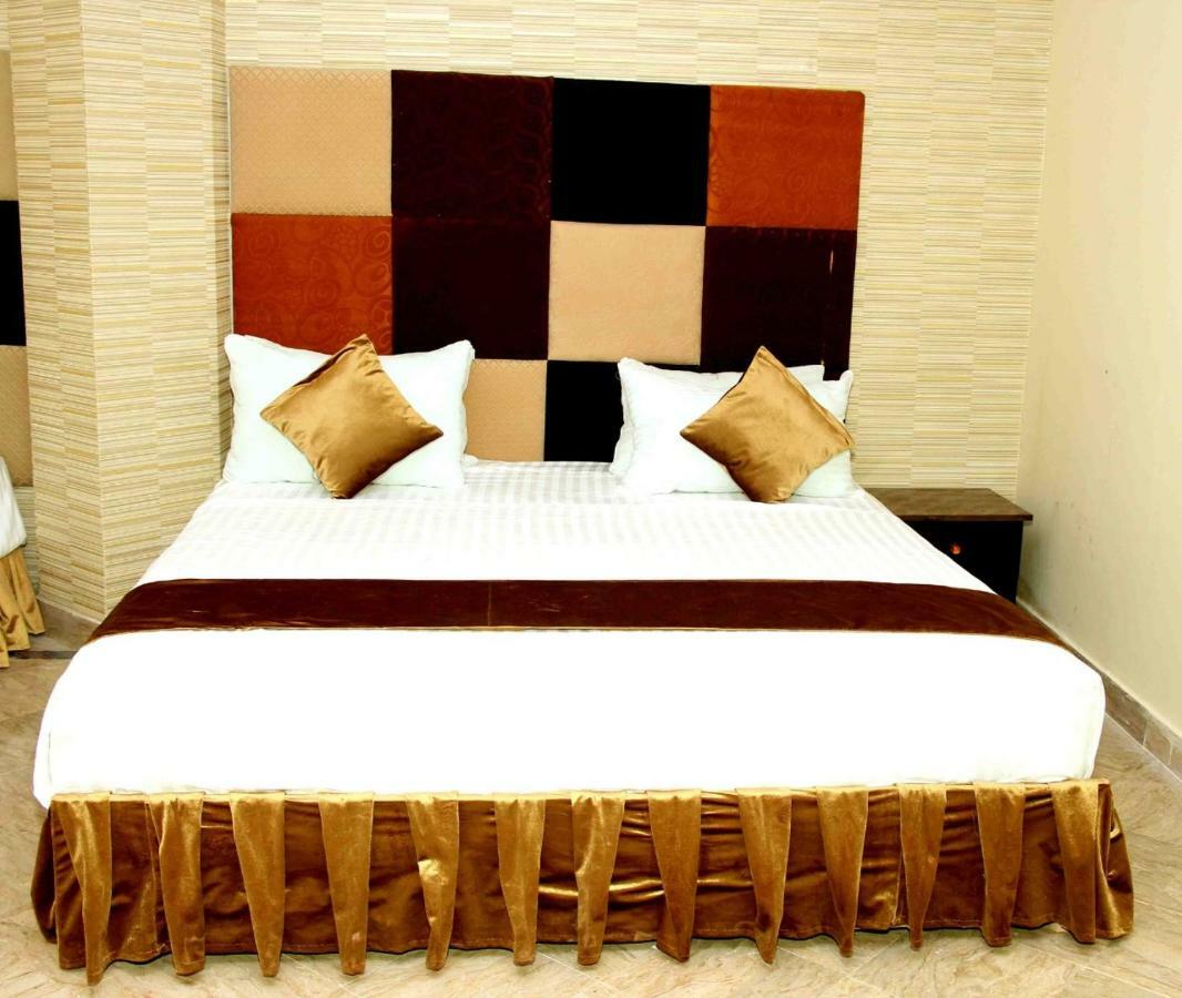 Premier Inn Gulberg Lahore Exterior foto