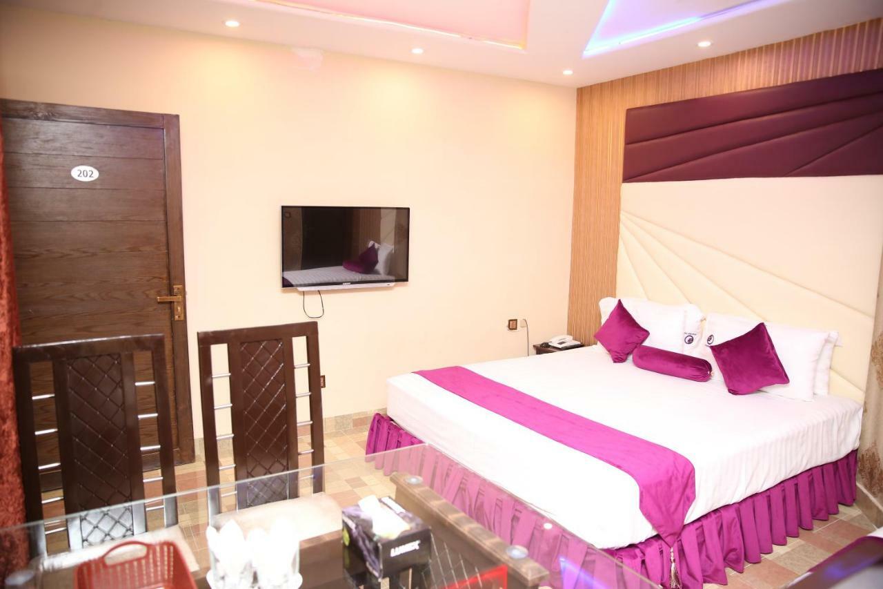Premier Inn Gulberg Lahore Exterior foto